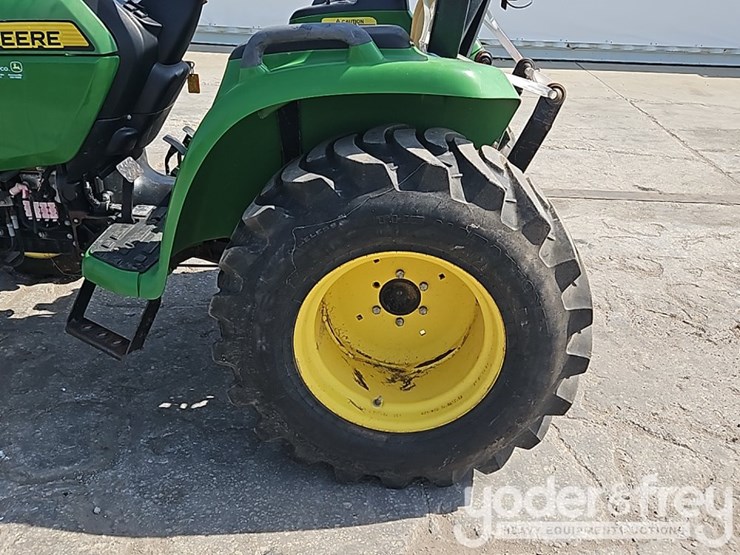 2014-john-deere-3032e-image-12