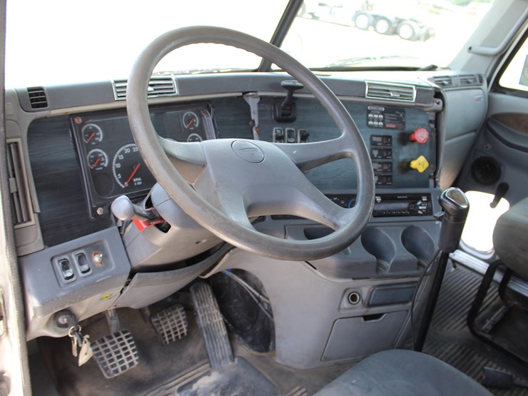 2005-freightliner-columbia-112-image-11