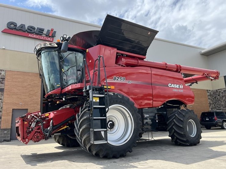 2023-case-ih-8250-image-1
