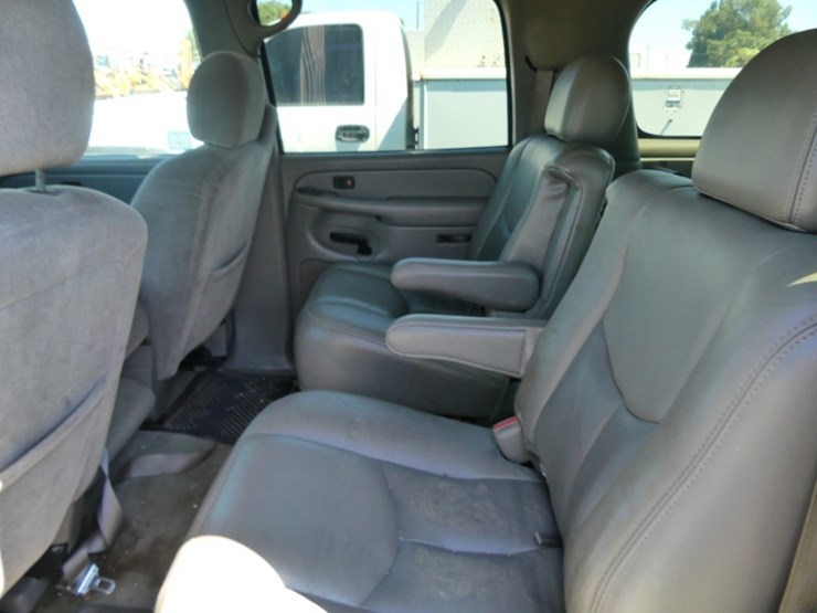 2004-chevrolet-suburban-image-7