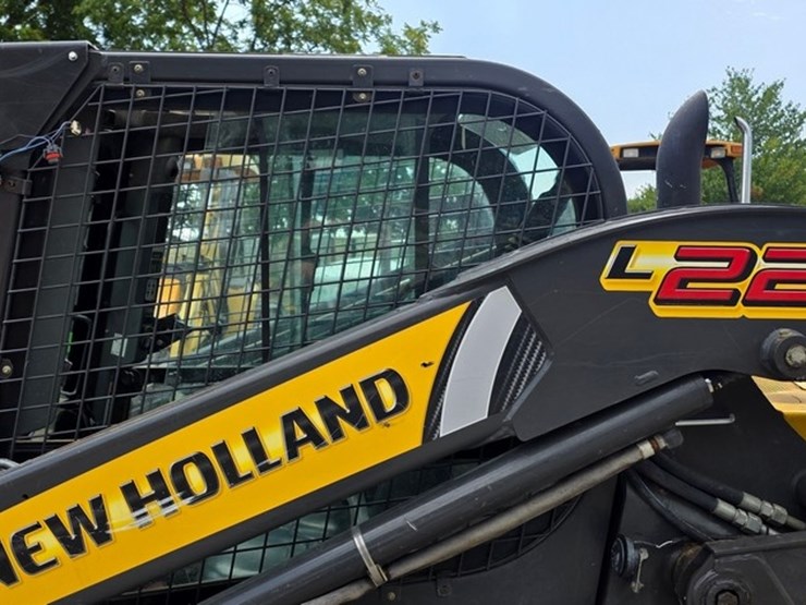 new-holland-l225-image-28