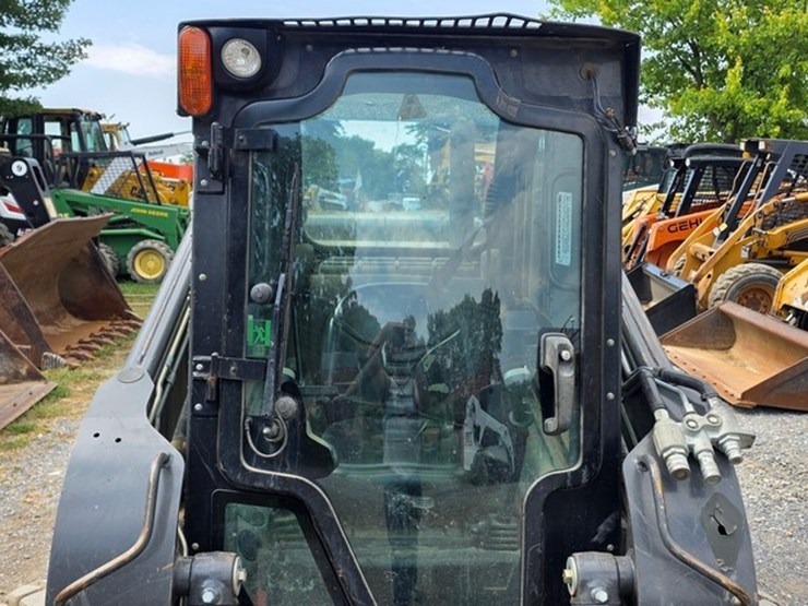 new-holland-l225-image-37