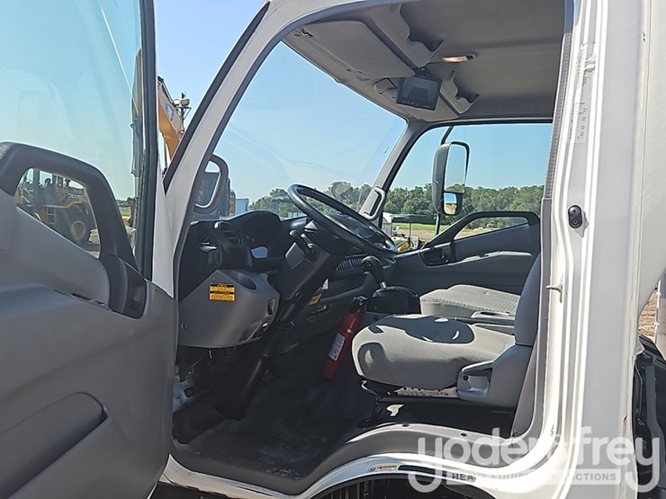 2019-hino-195-image-22