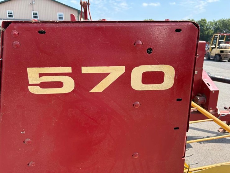 new-holland-570-image-8