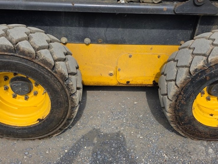 new-holland-l225-image-11