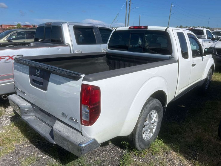 2015-nissan-frontier-sv-image-3