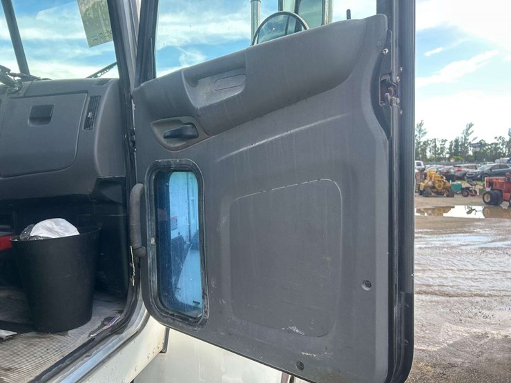 2012-peterbilt-382-image-28