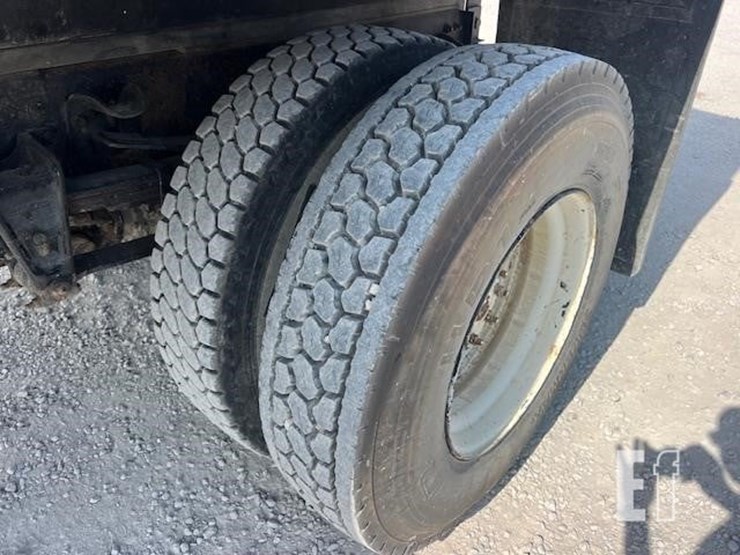 2003-freightliner-fl70-image-37