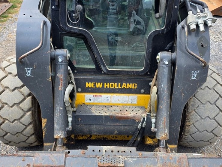 new-holland-l225-image-36