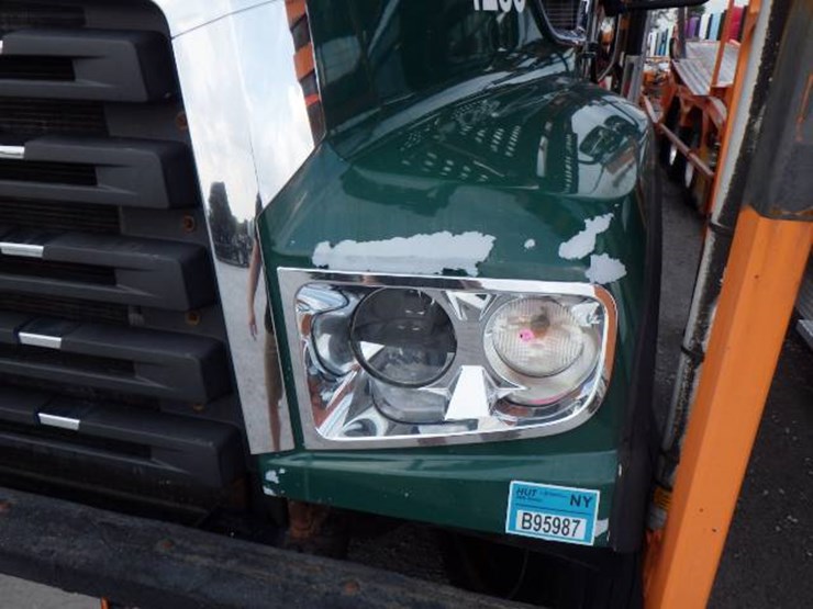 2020-freightliner-114sd-image-2