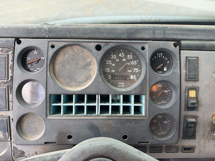 freightliner-fl70-image-46