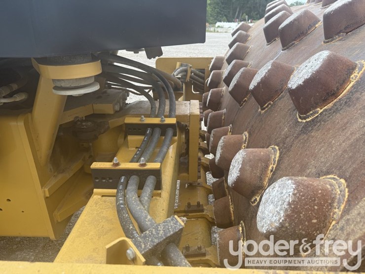 2014-caterpillar-cs54b-image-16