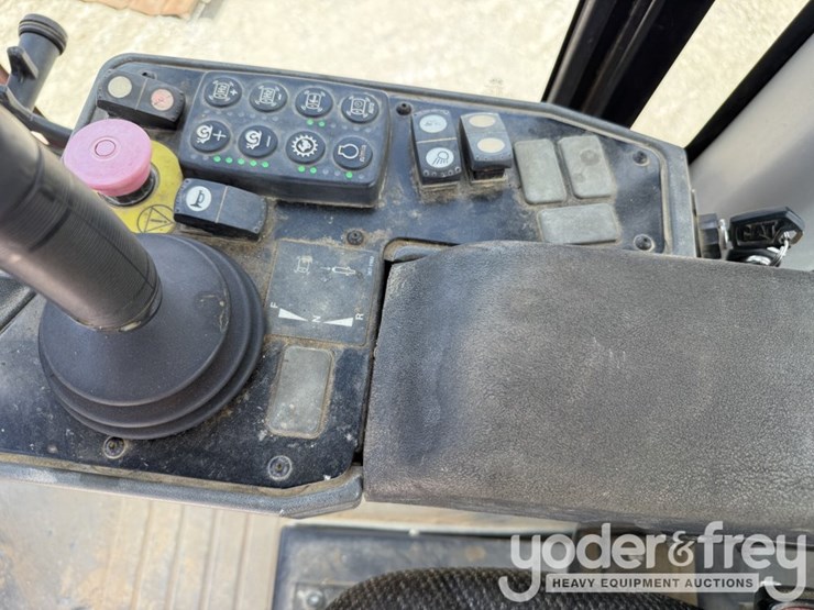2014-caterpillar-cs54b-image-30
