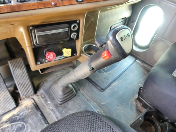 2002-peterbilt-379-image-16