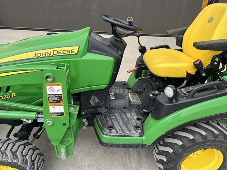 2024-john-deere-1025r-image-6