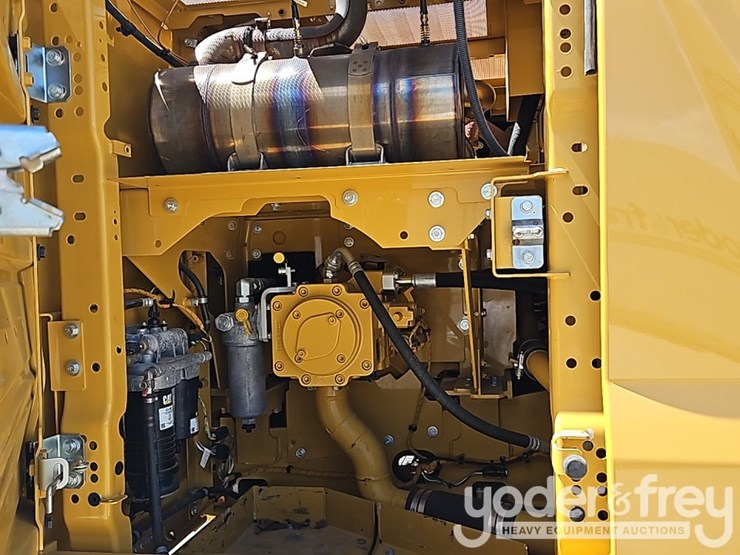 2022-caterpillar-320-image-31