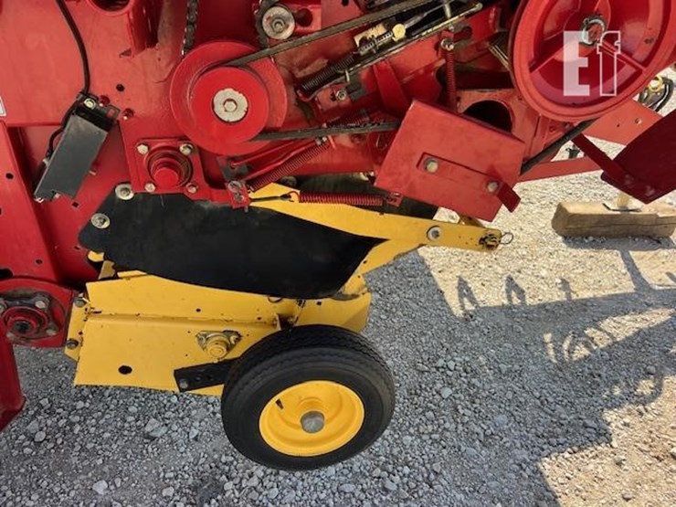 new-holland-br770a-image-14