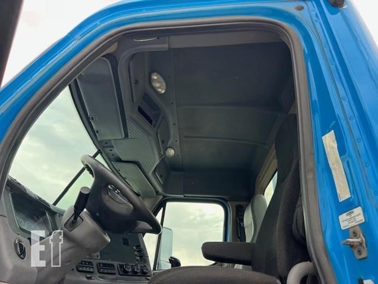 2013-freightliner-cascadia-113-image-40