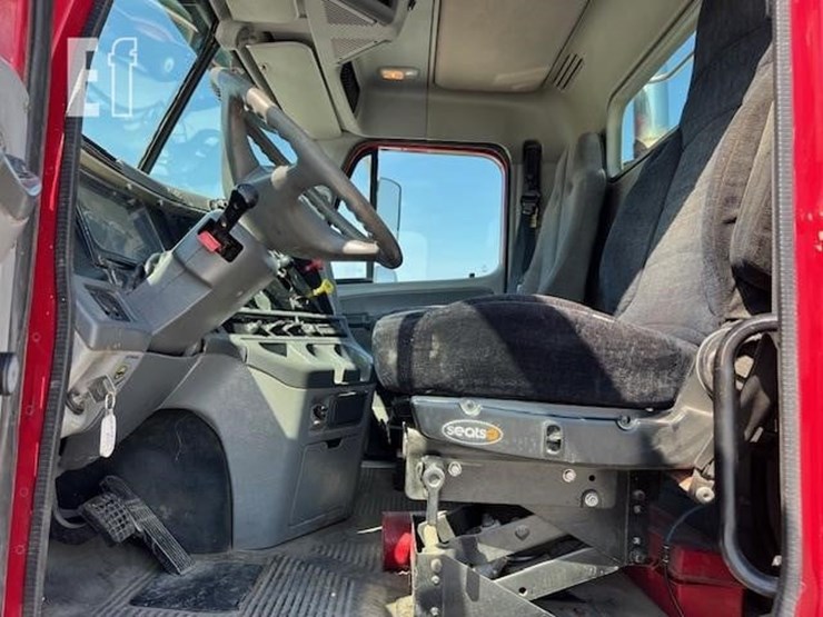 2006-freightliner-columbia-120-image-37
