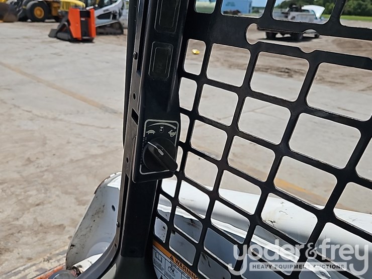 2019-bobcat-t740-image-28