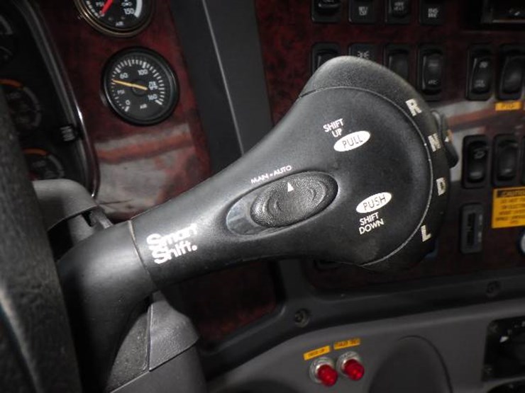 2020-freightliner-114sd-image-16