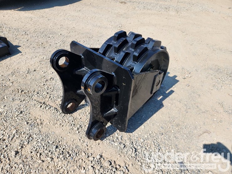 2025-caterpillar-320-image-3