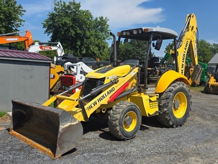 2011-new-holland-b95b-image-1