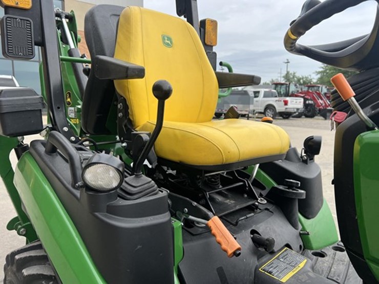 2024-john-deere-1025r-image-27