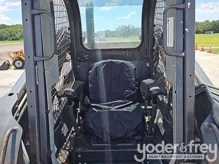 2015-new-holland-l230-image-19