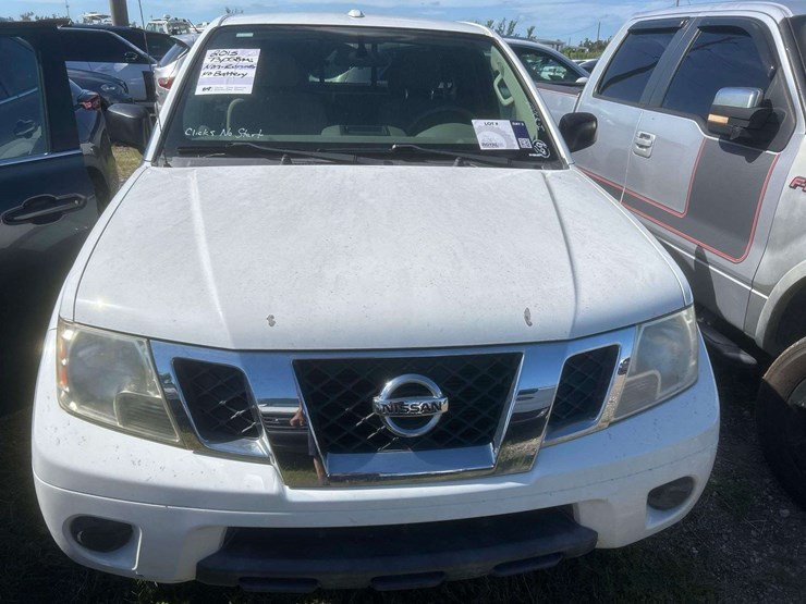 2015-nissan-frontier-sv-image-18