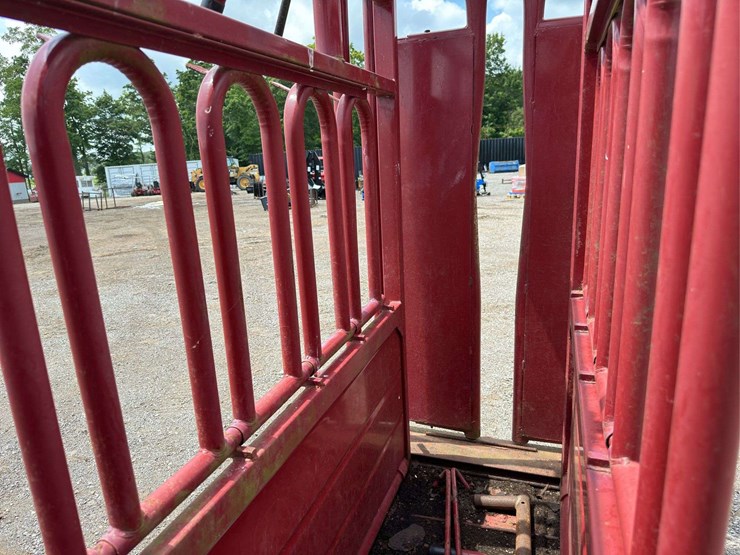 squeeze-chute-image-13