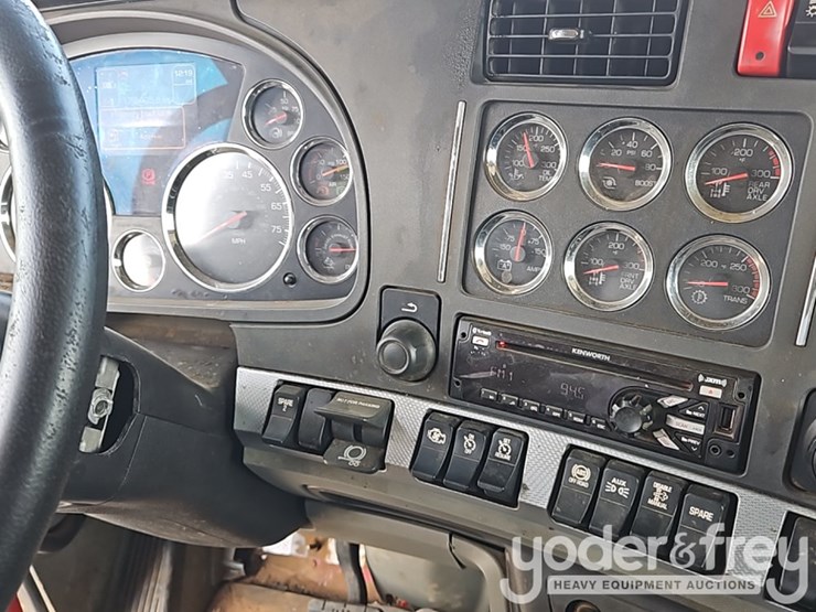 2021-kenworth-t880-image-36
