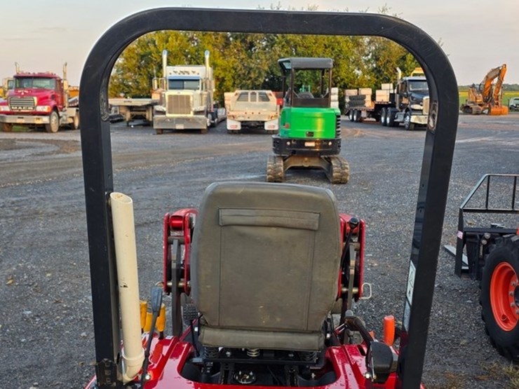 2017-massey-ferguson-gc1705-image-15