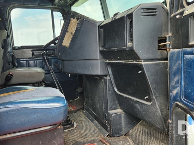 1995-freightliner-fld120-image-6
