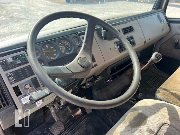 2003-freightliner-fl70-image-45