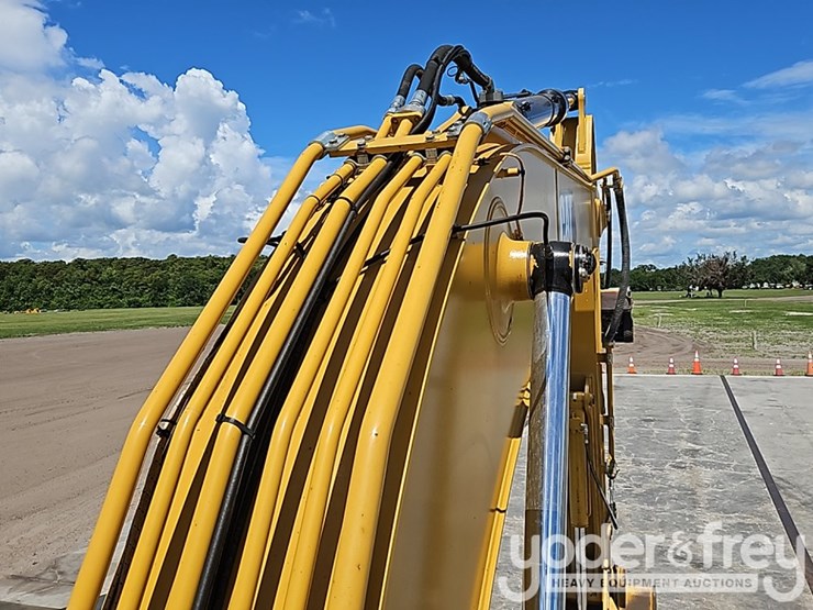 2022-caterpillar-320-image-33