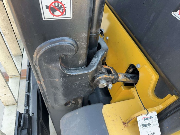 2013-yale-gip080-forklift-image-18