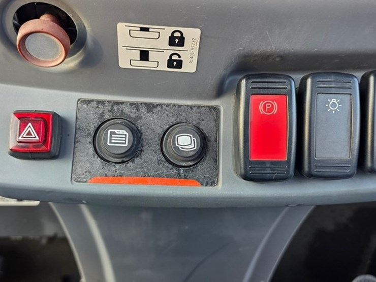 2023-kubota-r430-image-43