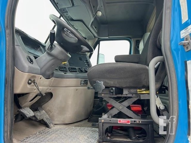 2013-freightliner-cascadia-113-image-39