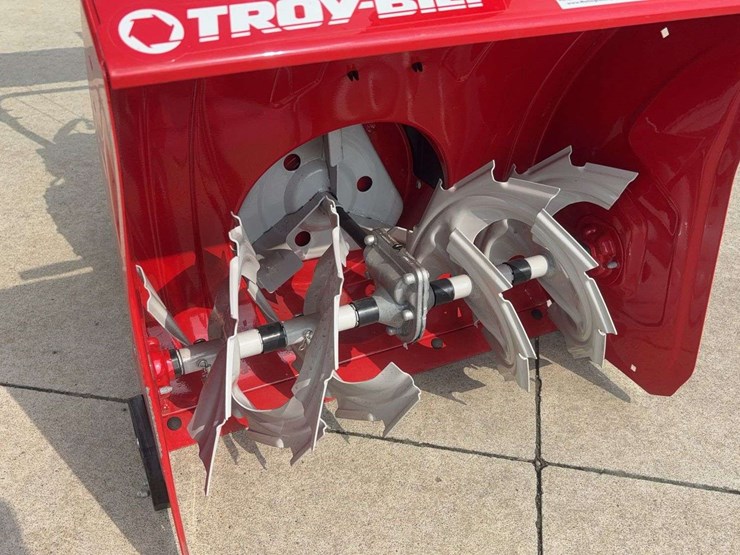 2022-troybilt-storm-2420-snowblower-image-10