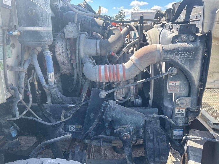 2015-peterbilt-348-image-18