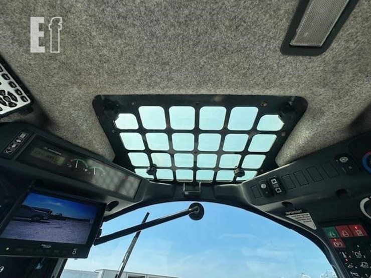 2015-deere-320e-image-30