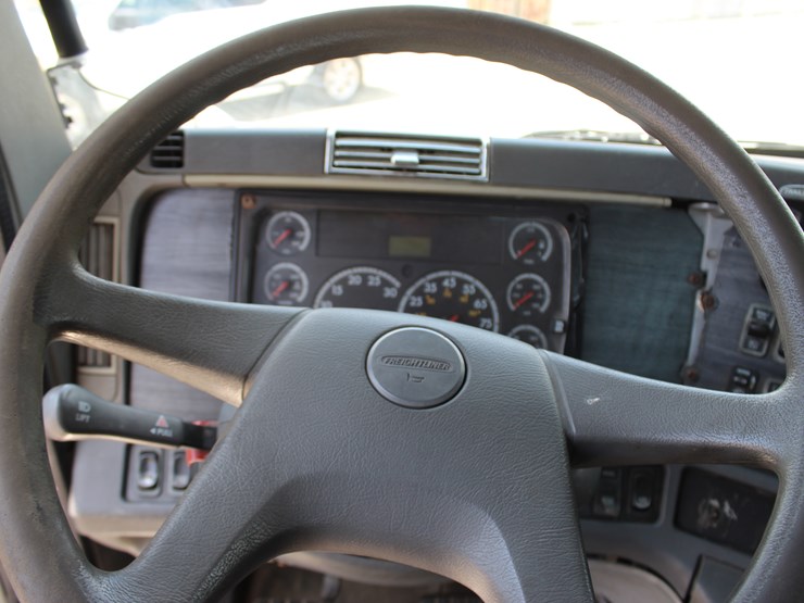 2005-freightliner-columbia-112-image-16