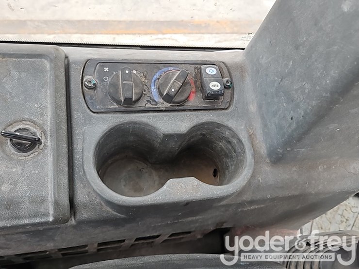 2016-caterpillar-d6k2-lgp-image-32