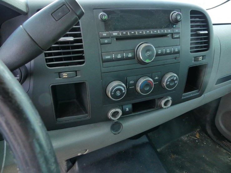 2011-chevrolet-silverado-image-13