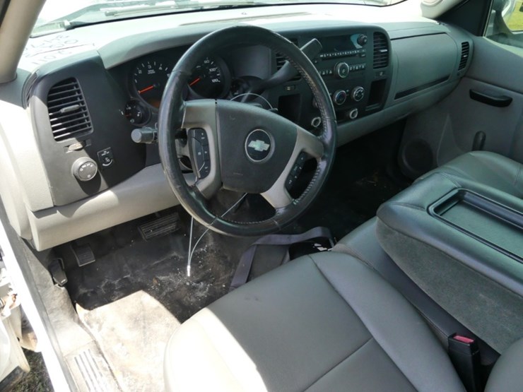 2011-chevrolet-silverado-image-11