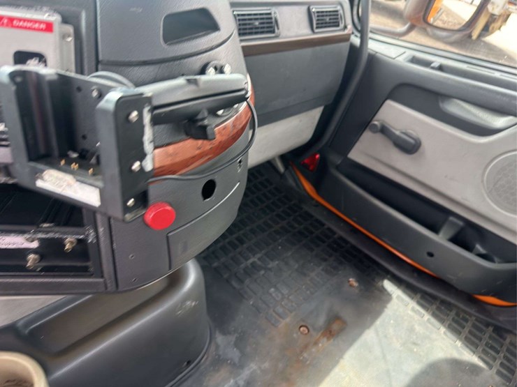 2007-volvo-vnm200-semi-truck-image-21