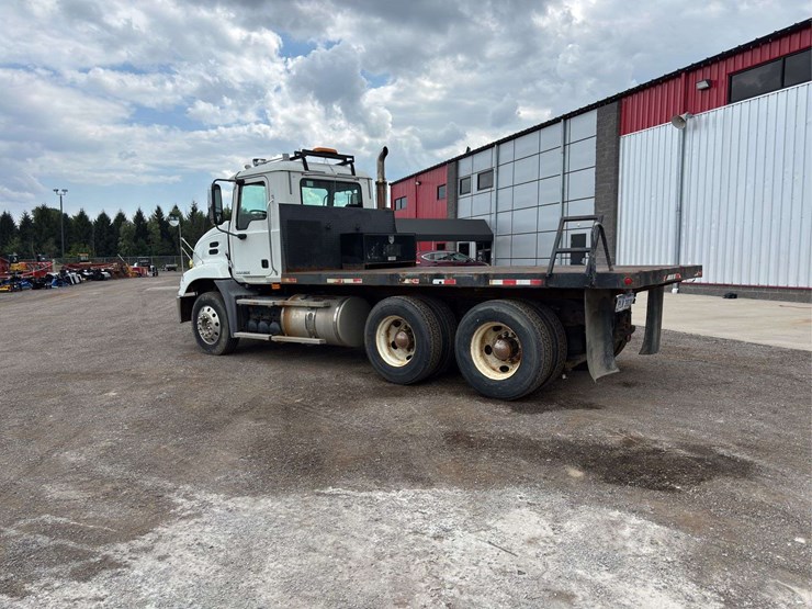 2009-mack-cxu-(pinnacle)-flatbed-truck-image-4