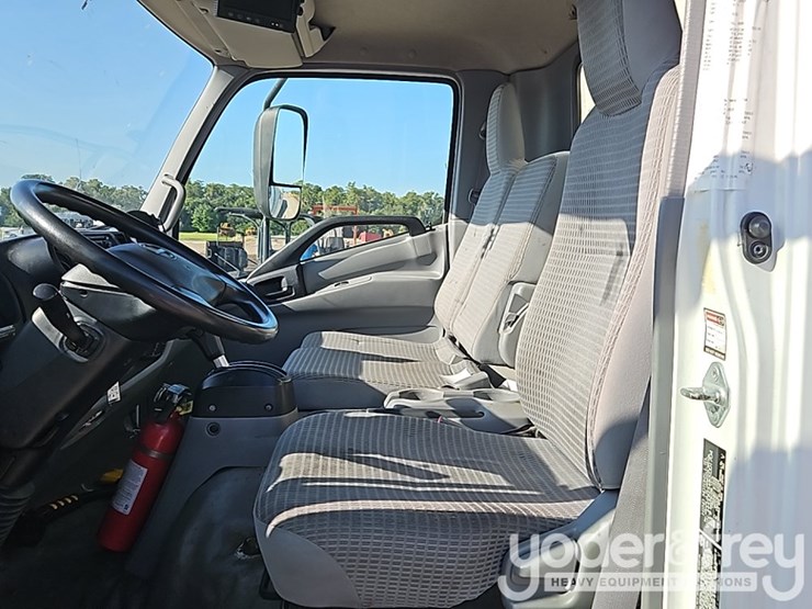 2019-hino-195-image-25
