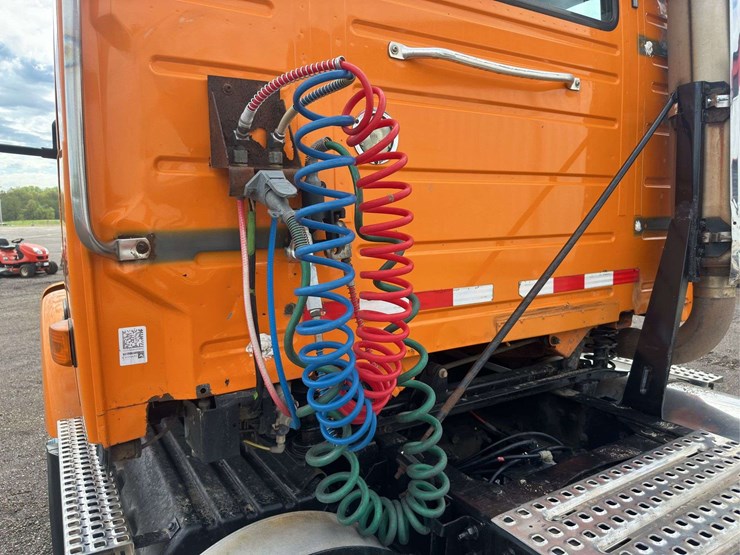 2007-volvo-vnm200-semi-truck-image-10